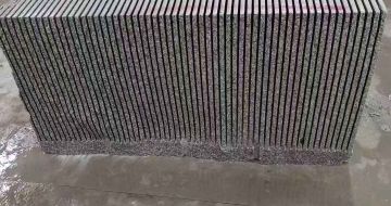 商丘芝麻白毛板荒料切割