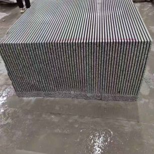 商丘芝麻白毛板荒料切割